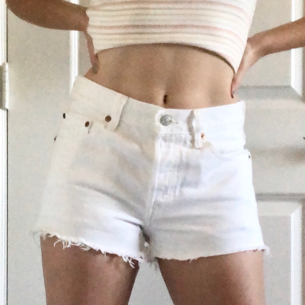 Levi’s White Denim Cutoff Shorts!!